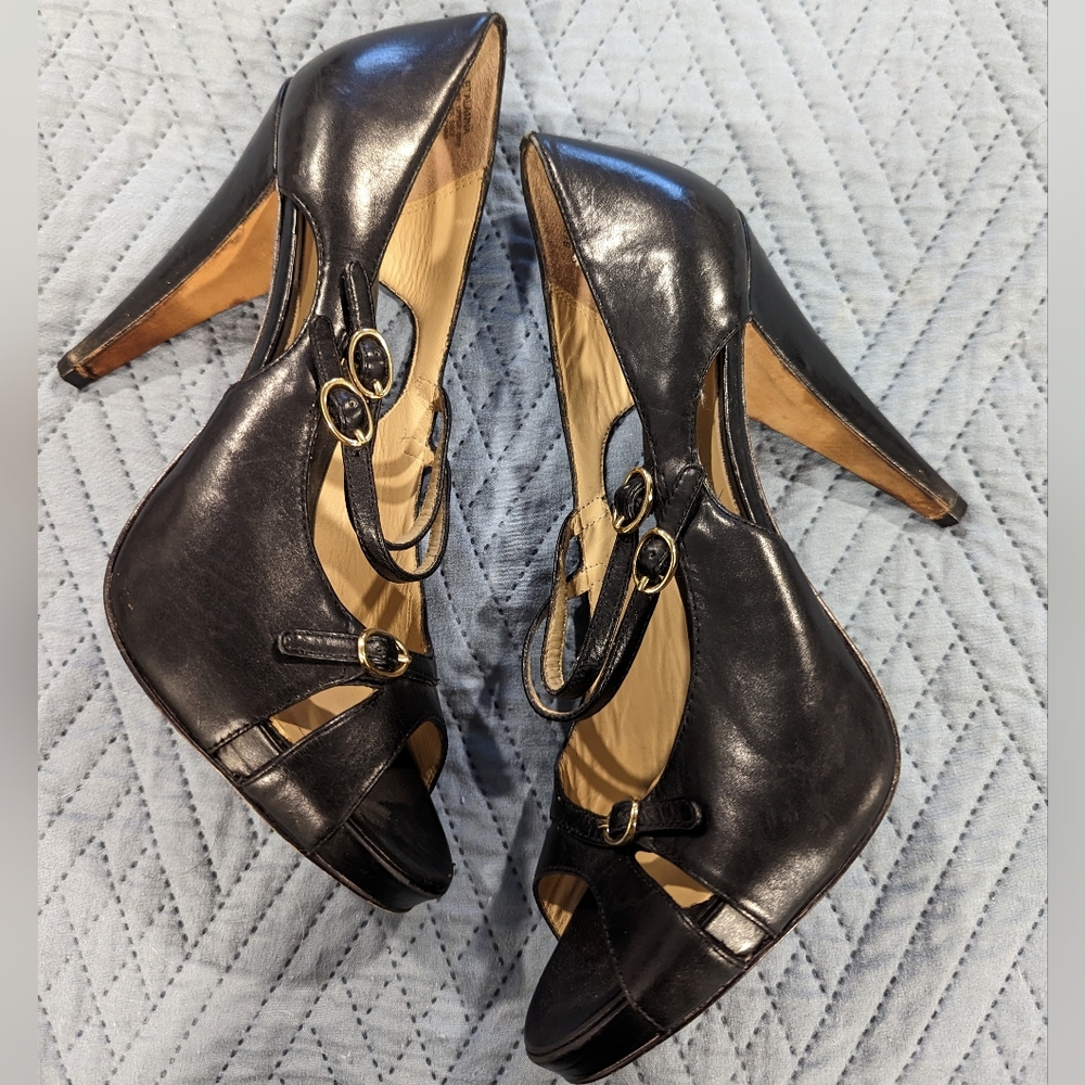 Black pumps